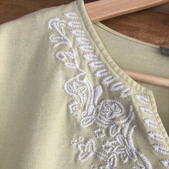 Analogy floral embroidered notched v-neck tee size XL - Picture 5 of 9